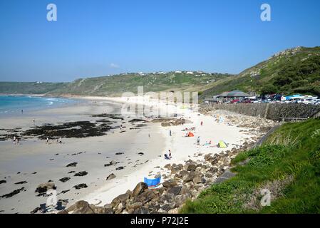 Sennen Cove e la spiaggia in una calda giornata estiva Cornwall Inghilterra REGNO UNITO Foto Stock