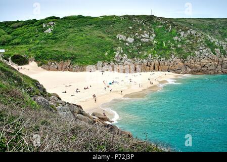 Vista in elevazione del Porthcurno spiaggia un giorno estati Cornwall Inghilterra REGNO UNITO Foto Stock