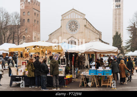 Domenica mercatino di antiquariato con la Basilica di San Zeno Maggiore in background, Verona, Veneto, Italia, Europa Foto Stock