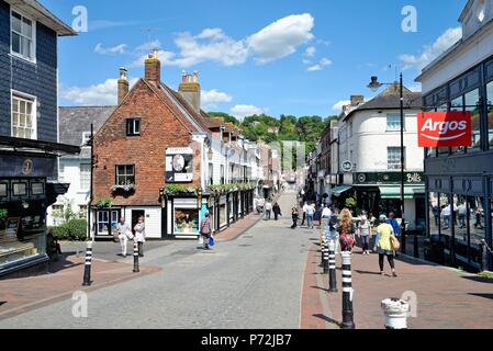 La High Street su una soleggiata giornata d'estate in Lewes East Sussex England Regno Unito Foto Stock