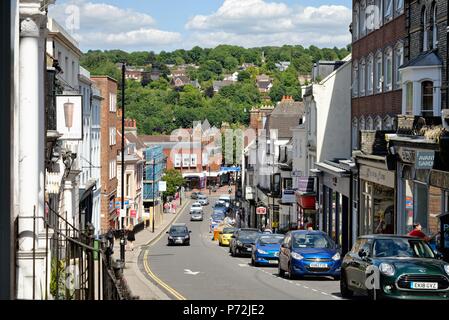 La High Street su una soleggiata giornata d'estate in Lewes East Sussex England Regno Unito Foto Stock