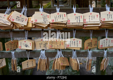 I Votives, o compresse di preghiera, a Kasuga Wakamiya santuario a Nara, Honshu, Giappone, Asia Foto Stock