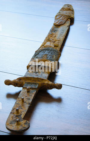 Antica spada austriaco su sfondo di legno Foto Stock