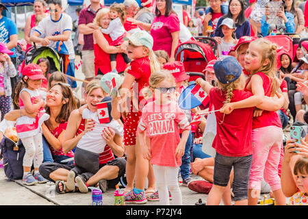 Bambini e mamme felicemente seguire intrattenitore Charlotte Diamond's cal per avere 4 abbracci un giorno al Festival di salmone, Richmond, Steveston, villaggio di Stevest Foto Stock