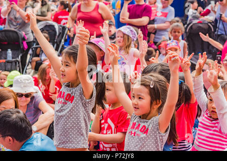 Bambini felicemente seguire intrattenitore Charlotte Diamond's portano al Festival di salmone, Richmond, Steveston, Foto Stock