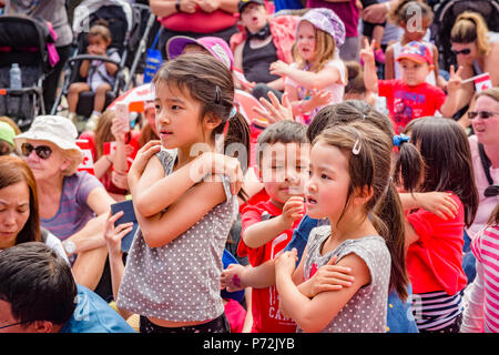 Bambini felicemente seguire intrattenitore Charlotte Diamond's portano al Festival di salmone, Richmond, Steveston, Foto Stock