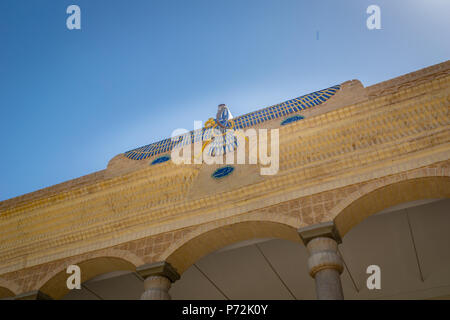 Yazd, Iran - Giugno 2018: Faravahar mosaico simbolo sul fuoco zoroastriano tempio Atash Behram nella vecchia città di Yazd, Iran. Foto Stock
