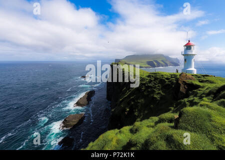 Faro sull isolotto noto come Mykines Holmur, Isola Mykines, Isole Faerøer, Danimarca, Europa Foto Stock