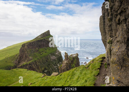 Scogliere che si affacciano sull'oceano, Isola Mykines, Isole Faerøer, Danimarca, Europa Foto Stock