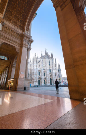 L'uomo guarda verso il Duomo di Milano (Duomo) dalla Galleria Vittorio Emanuele II, Milano, Lombardia, Italia, Europa Foto Stock