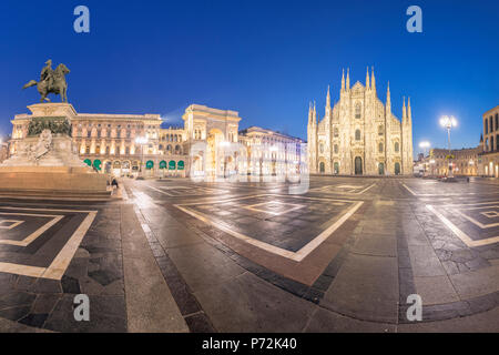 Panoramica del Duomo di Milano (Duomo) e la Galleria Vittorio Emanuele II al crepuscolo, Milano, Lombardia, Italia, Europa Foto Stock