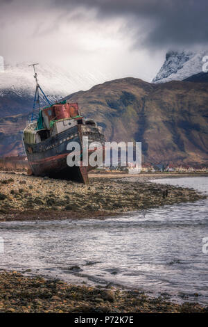 Vecchia barca relitto Caol con il Ben Nevis in background, Highlands scozzesi, Scotland, Regno Unito, Europa Foto Stock