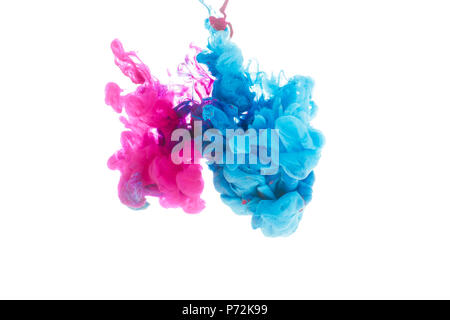 La miscelazione di colore blu e rosa gli spruzzi di vernice isolato su bianco Foto Stock