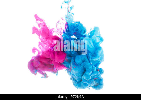 La miscelazione di colore blu e rosa gli spruzzi di vernice isolato su bianco Foto Stock