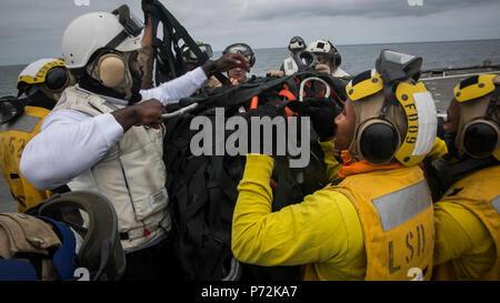 Oceano Pacifico - Marines con il combattimento il battaglione della logistica 15, la logistica elemento di combattimento del XV Marine Expeditionary Unit assegnato a combattere il carico, e i marinai con il deck reparto, USS Pearl Harbor (LSD 52) togliere le fascette dalle razioni alimentari consegnati alla nave da una verticale missione di rifornimento durante la formazione composita dell'Unità Esercizio, 11 maggio 2017. La capacità di rifornimento in mare dà il quindicesimo Marine Expeditionary Unit e l'America anfibio gruppo pronta la necessaria mobilità e sostenibilità per mantenere un vantaggio asimmetrico su avversari. Durante COMPTUEX, XV ME Foto Stock