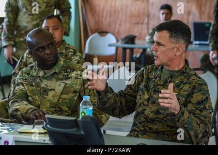 Stati Uniti Esercito Brig. Gen. Stephen L.A. Michael, divisione vice comandante generale delle operazioni, XXV divisione di fanteria, sinistra, parla di diversi eventi che si verificano in corrispondenza Balikatan 2017 con MARINE Brig. Gen. John M. Jansen, comandante generale, 3° Marine Expeditionary Brigade, a Fort Magsaysay a Santa Rosa, Nueva Ecija, 12 maggio 2017. Balikatan è un annuale U.S.-Philippine bilaterale di esercitazione militare incentrato su una varietà di missioni, comprese la fornitura di assistenza umanitaria e di soccorso in caso di catastrofe, la lotta contro il terrorismo e altri combinati di operazioni militari. Foto Stock