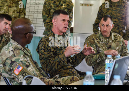 Stati Uniti Esercito Brig. Gen. Stephen L.A. Michael, sinistra, divisione vice comandante generale delle operazioni, XXV divisione di fanteria, Marine Brig. Gen. John M. Jansen, comandante generale, 3° Marine Expeditionary Brigade, e l'esercito Col. David Foley, 1° Brigata, seconda divisione di fanteria, parlare di diversi eventi che si verificano durante la Balikatan 2017 a Fort Magsaysay a Santa Rosa, Nueva Ecija, 12 maggio 2017. Balikatan è un annuale U.S.-Philippine bilaterale di esercitazione militare incentrato su una varietà di missioni, comprese la fornitura di assistenza umanitaria e di soccorso in caso di catastrofe, la lotta contro il terrorismo e altri militari combinate ope Foto Stock