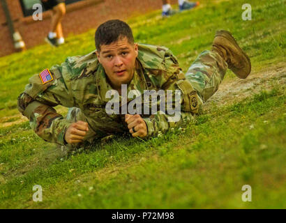 Il cap. Keith Martin dalla Sede Società, ottantaduesima truppe speciali crawl battaglione per il suo prossimo ostacolo del singolo combattimento Fitness fisica sfida in lizza per il miglior tempo durante il 'Lifeliners' settimana. Foto Stock