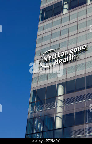 La NYU Langone Salute/Ospedale Logo sul recentemente costruita Helen e Martin Kimmel Pavilion ospedale a 424 est 34 Street a New York City. Foto Stock