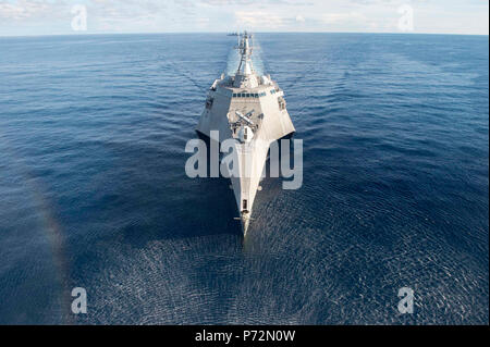 Sul mare del sud della Cina (11 maggio 2017) Il programma Littoral Combat Ship USS Coronado (LCS 4) è in corso durante un esercizio di foto come parte della cooperazione a galla la prontezza e la formazione (Carati) esercizio con la Repubblica di Singapore e la Royal Thai marine militari. Carato è una serie annuale di esercizi di marittimi volti a rafforzare le partnership e maggiore interoperabilità attraverso accordi bilaterali e multilaterali di combattimenti a terra e in mare. Foto Stock