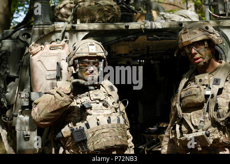 Stati Uniti Esercito Col. Patrick J. Ellis, sinistra, comandante del reggimento di 2d Calvario reggimento discute di pianificazione di missione con Lt. Col. Scott Chaney del 2d Calvario reggimento mutandine durante la gestione di un tactical operations center durante la sciabola di giunzione 17 al Hohenfels Area Formazione, Germania, 11 maggio 2017. Saber 17 di giunzione è la U.S. Esercito dell'Europa 2d di cavalleria del reggimento Combat training center esercizio di certificazione, che si svolge presso la multinazionale comune disponibilità centro in Hohenfels, Germania, 25 aprile-maggio 19, 2017. Questo esercizio è progettato per valutare la predisposizione del reggimento di condurre unified terra opera Foto Stock