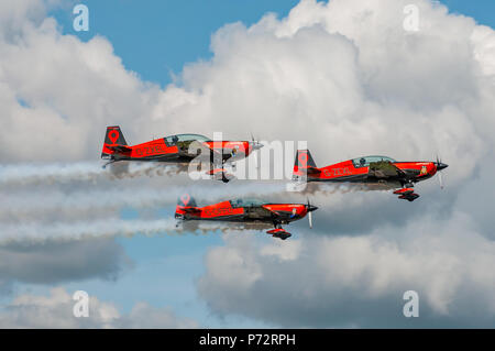 Le lame aerobatic team display decollare da Dunsfold Aerodrome, Regno Unito il 24 agosto 2014. Foto Stock