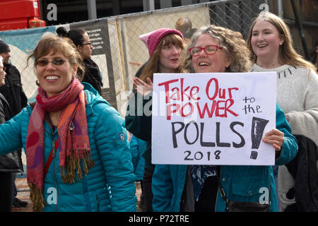 Asheville, North Carolina, Stati Uniti d'America - 20 Gennaio 2018: Donna alleando presso la American 2018 donne di marzo con un cartello che dice "prendere il nostro potere di Foto Stock