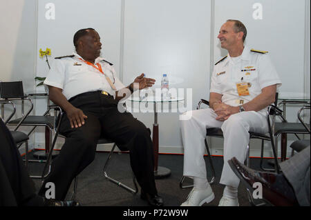 Il CHANGI, Singapore (15 maggio 2013) Capo di operazioni navali (CNO) Adm. Jonathan Greenert incontra il capo della South African Navy Vice Adm. Johannes Mudimu durante il 2013 International Maritime Defence Exhibition and Conference (IMDEX Asia). IMDEX riunisce alti navy delegazioni consentendo comunicazioni personali tra controparti navale di rafforzare i legami tra l'alleato e nazioni partner. Foto Stock