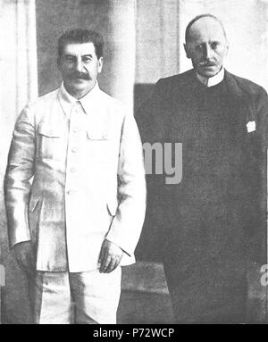 Inglese: Photo Data: 28 giu 1935. Joseph Stalin, Segretario Generale del Partito Comunista e autore francese e premio Nobel Romain Rolland. Romain Rolland scriverà a Stalin nel 1937 alla ricerca di clemenza per Nikolai Bukharin, sostenendo che "un intelletto simile a quello di Bukharin è un tesoro per il suo paese". Egli ha confrontato Bukharin la situazione a quella del grande chimico Antoine Lavoisier che fu ghigliottinato durante la Rivoluzione francese: "Siamo in Francia, il più ardente rivoluzionari... ancora profondamente afflitti e mi rammarico che ciò che abbiamo fatto. ... Io vi chiedo di mostrare clemenza. 30 Luglio 1935 4 Joseph Stalin e Foto Stock