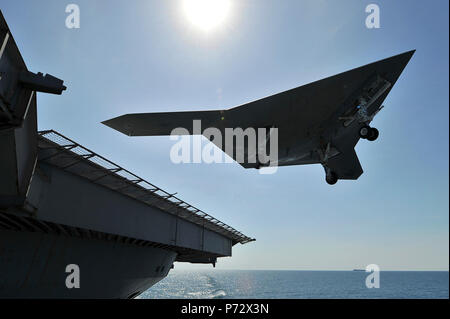 OCEAN (17 maggio 2013) un X-47B Unmanned Combat Air System (UCAS) demonstrator conduce un touch and go atterraggio sul ponte di volo della portaerei USS George H.W. Bussola (CVN 77). Questa è la prima volta che qualsiasi dei velivoli senza pilota ha completato un tocco e andare in atterraggio a mare. George H.W. Bush sta conducendo attività di formazione nell'Oceano Atlantico. Foto Stock