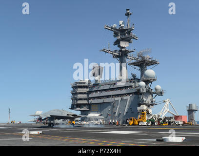 OCEAN (17 maggio 2013) un X-47B Unmanned Combat Air System (UCAS) demonstrator conduce un touch and go atterraggio sul ponte di volo della portaerei USS George H.W. Bussola (CVN 77). Questa è la prima volta che qualsiasi dei velivoli senza pilota ha completato un tocco e andare in atterraggio a mare. George H.W. Bush sta conducendo attività di formazione nell'Oceano Atlantico. Foto Stock