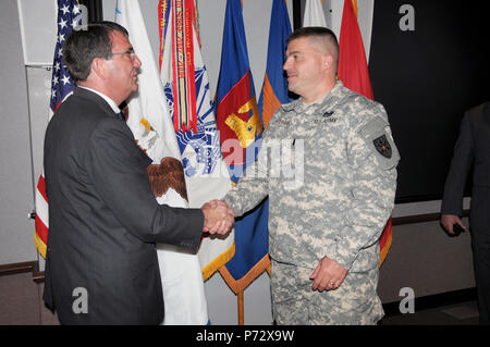 Il vice Segretario della Difesa il dottor Ashton B. Carter (sinistra) scuote le mani con CW3 Curtis R. Steineke, il mandato ufficiale scuola candidato delegato, durante una visita a Fort Rucker, Ala. Jun. 4, 2013. Foto Stock