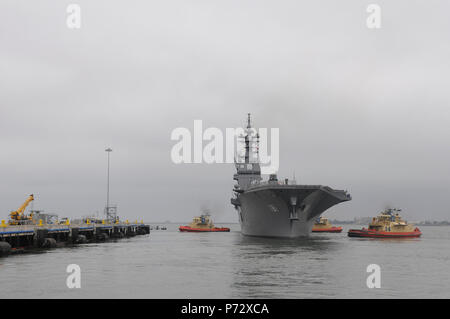 SAN DIEGO (14 giugno 2013) Il Giappone marittimo Forza di Autodifesa elicottero destroyer JS Hyuga (DDH 181) si diparte dalla Base Navale di San Diego per partecipare in esercizio Alba Blitz. Alba Blitz è uno scenario-driven led di esercizio da parte del governo degli STATI UNITI 3a flotta e 1 Marine forza expeditionary che metterà alla prova i partecipanti nella pianificazione ed esecuzione di operazioni anfibie attraverso una serie di corsi di formazione dal vivo gli eventi. Foto Stock