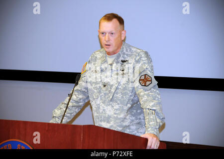 Col. Stuart J. McRae, Fort Rucker garrison commander, parla durante una strada cerimonia per CW4 William "Willie" L. Ruf a Fort Rucker quartier generale. Fort Rucker di Quinta Avenue è stato rinominato Ruf Avenue Giugno 18, 2013. Foto Stock