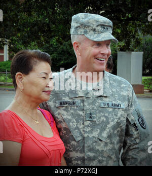 Il Mag. Gen. Kevin W. Mangum, Comandante generale degli Stati Uniti Aviazione esercito centro di eccellenza e la vedova di CW4 William "Willie" L. Ruf pongono sotto una strada segno dedicato in Ruf piazza d'onore. Fort Rucker di Quinta Avenue è stato rinominato Ruf Avenue Giugno 18, 2013. Foto Stock