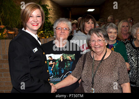 La ALTUS, Okla. (13 marzo 2014) musicista di prima classe Jennifer Stothoff saluta la moglie di Bill Matherly, un ex marinaio che ha aderito al Sea Chanters nel 1958. Il Sea Chanters, basato a Washington e guidato dal Chief Musician Adam Tyler, sono attualmente su un 18-tour di un giorno di sei membri. Una delle band di responsabilità primarie, tour nazionali di aumentare la consapevolezza della marina in luoghi che non vedi la marina a lavorare su una base regolare. Foto Stock