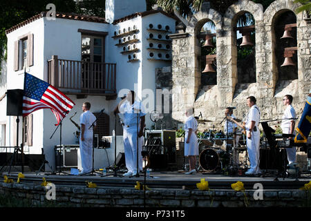 SAN ANTONIO, Texas (19 maggio 2014) La banda della marina di incrociatori eseguire l'inno nazionale durante un concerto pomeridiano presso l'Arneson River Theatre sul lungofiume di San Antonio, Texas. Gli Stati Uniti La banda della marina incrociatori, basato a Washington e guidato dal Senior Chief Musician Leon Alexander, è attualmente su un 12-tour di un giorno di Texas. Una delle band di responsabilità primarie, tour nazionali di aumentare la consapevolezza della marina in luoghi che non vedi la Marina lavorare su una base regolare. Foto Stock