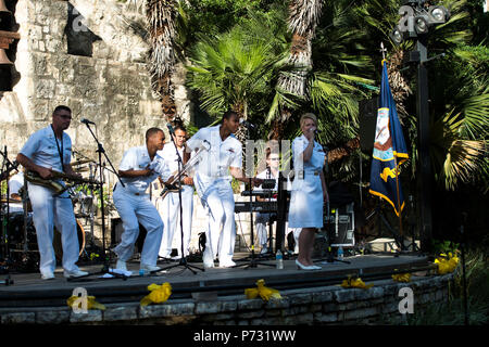 SAN ANTONIO, Texas (19 maggio 2014) La banda della marina di incrociatori eseguire durante un concerto pomeridiano presso l'Arneson River Theatre sul lungofiume di San Antonio, Texas. Gli Stati Uniti La banda della marina incrociatori, basato a Washington e guidato dal Senior Chief Musician Leon Alexander, è attualmente su un 12-tour di un giorno di Texas. Una delle band di responsabilità primarie, tour nazionali di aumentare la consapevolezza della marina in luoghi che non vedi la Marina lavorare su una base regolare. Foto Stock