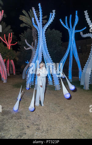 Gerusalemme, Israele. 3 lug 2018. Un ballerino nella parte anteriore di una scultura di luce vicino alle mura della città vecchia di Gerusalemme durante il 2018 Festa delle luci. Questo è il decimo anniversario del festival, festival, Israele, Gerusalemme, Gerusalemme. La Festa delle Luci nella Città Vecchia, ebraica, che attira centinaia di migliaia di visitatori della città vecchia di Gerusalemme, che è illuminato da molte sculture di luce e mostra Credito: Yagil Henkin/Alamy Live News Foto Stock