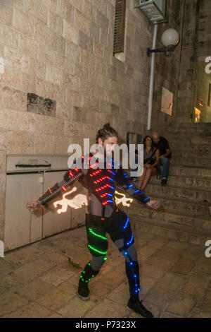 Gerusalemme, Israele. 3 lug 2018. Un giocoliere con un sistema computerizzato light show crea fiamme, Lions (l'emblema di Gerusalemme) e l'altra sagomata nella città vecchia di Gerusalemme nel corso del 2018 Festa delle luci. Questo è il decimo anniversario del festival, festival, Israele, Gerusalemme, Gerusalemme. La Festa delle Luci nella Città Vecchia, ebraica, che attira centinaia di migliaia di visitatori della città vecchia di Gerusalemme, che è illuminato da molte sculture di luce e mostra Credito: Yagil Henkin/Alamy Live News Foto Stock