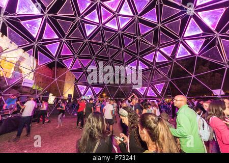 Gerusalemme, Israele. 3 lug 2018. Le persone all'interno di una luminosa cupola geodetica vicino alle mura della città vecchia di Gerusalemme durante il 2018 Festa delle luci. Questo è il decimo anniversario del festival, festival, Israele, Gerusalemme, Gerusalemme. La festa delle luci nella città vecchia, che attira centinaia di migliaia di visitatori della città vecchia di Gerusalemme, che è illuminato da molte sculture di luce e mostra Credito: Yagil Henkin/Alamy Live News Foto Stock