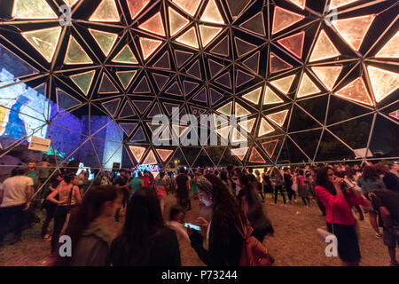 Gerusalemme, Israele. 3 lug 2018. Le persone all'interno di una luminosa cupola geodetica vicino alle mura della città vecchia di Gerusalemme durante il 2018 Festa delle luci. Questo è il decimo anniversario del festival, festival, Israele, Gerusalemme, Gerusalemme. La festa delle luci nella città vecchia, che attira centinaia di migliaia di visitatori della città vecchia di Gerusalemme, che è illuminato da molte sculture di luce e mostra Credito: Yagil Henkin/Alamy Live News Foto Stock