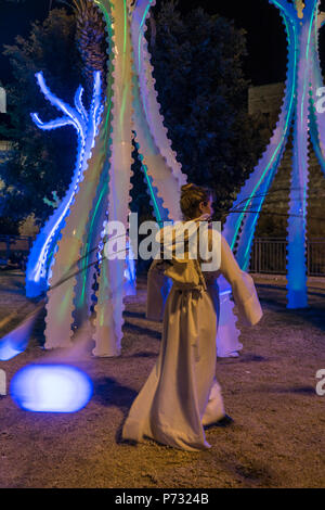 Gerusalemme, Israele. 3 lug 2018. Un ballerino nella parte anteriore di una scultura di luce vicino alle mura della città vecchia di Gerusalemme durante il 2018 Festa delle luci. Questo è il decimo anniversario del festival, festival, Israele, Gerusalemme, Gerusalemme. La Festa delle Luci nella Città Vecchia, ebraica, che attira centinaia di migliaia di visitatori della città vecchia di Gerusalemme, che è illuminato da molte sculture di luce e mostra Credito: Yagil Henkin/Alamy Live News Foto Stock