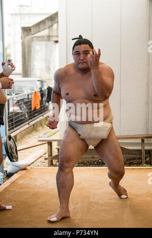 Nagoya, Giappone. 4 Luglio, 2018. Professional lottatore di sumo Okinoumi assiste la pratica in un dojo di formazione in Chikusa Ward, Nagoya, Giappone. Il 2018 Nagoya Grand Sumo torneo avrà luogo dal 8 luglio al 22 luglio. Credito: Ben Weller/AFLO/Alamy Live News Foto Stock