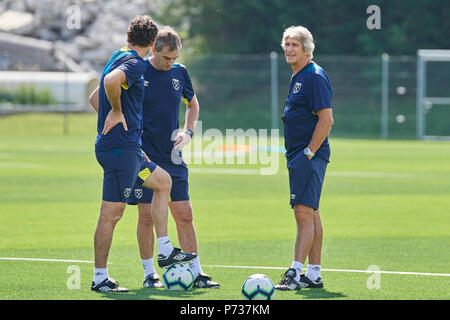 Bad Ragaz, Svizzera. 4 luglio 2018. Il personale di coaching con il Team Manager Manuel Pellegrini durante una sessione di formazione di West Ham United il primo team presso l'impianto sportivo Ri-Au in Bad Ragaz. I martelli soggiorno a Bad Ragaz per due settimane per preparare per il 2018/2019 Premier League stagione. Credito: Rolf Simeone/Alamy Live News Foto Stock