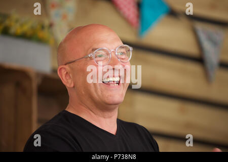 Oriente Molesley, UK. 4 Luglio, 2018. Greg Wallace e sua moglie,Anne-Marie Sterpini ad una dimostrazione culinaria a RHS Hampton Court Palace Flower Show che corre fino al 8 luglio 2018. È la più grande fiera dei fiori nel mondo che coprono oltre 34 acri con il pezzo centrale essendo la lunga passeggiata. Ci sono vari giardini per ammirare e raccogliere idee da lungo con impianti e bancarelle di fiori e di tutti i tipi di funzioni di giardino. Credito Larby Keith/Alamy Live News Foto Stock