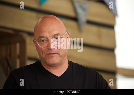 Oriente Molesley, UK. 4 Luglio, 2018. Greg Wallace e sua moglie,Anne-Marie Sterpini ad una dimostrazione culinaria a RHS Hampton Court Palace Flower Show che corre fino al 8 luglio 2018. È la più grande fiera dei fiori nel mondo che coprono oltre 34 acri con il pezzo centrale essendo la lunga passeggiata. Ci sono vari giardini per ammirare e raccogliere idee da lungo con impianti e bancarelle di fiori e di tutti i tipi di funzioni di giardino. Credito Larby Keith/Alamy Live News Foto Stock