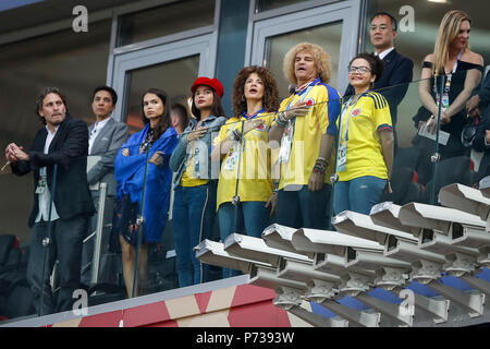 Mosca, Russia. Dal 3 luglio 2018. Carlos Valderrama e sua moglie cantare l'inno nazionale prima del 2018 FIFA World Cup Round di 16 match tra la Colombia e l'Inghilterra a Spartak Stadium il 3 luglio 2018 a Mosca, in Russia. Credito: Immagini di PHC/Alamy Live News Foto Stock