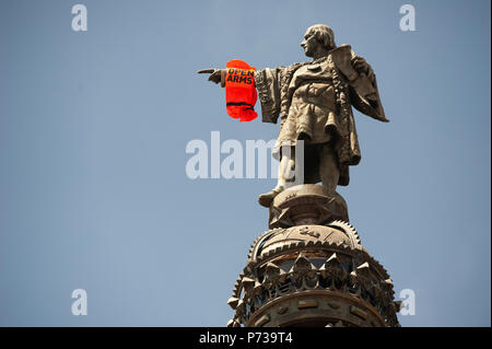 Barcellona. 04 Luglio, 2018. Gli attivisti delle ONGS Proactiva braccia aperte, hanno posto un salvagente con le parole 'Open Arms " Monumento a Cristoforo Colombo torre. Gli attivisti hanno effettuato questa azione per Christopher Columbus per richiamare l attenzione sulla perdita di vita dei migranti e dei rifugiati nel Mar Mediterraneo. Credito: Charlie Perez/Alamy Live News Foto Stock