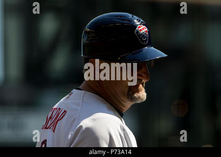 Milwaukee, WI, Stati Uniti d'America. 3 Luglio, 2018. Milwaukee Brewers terza base coach ed Sedar #0 durante il Major League Baseball gioco tra il Milwaukee Brewers e del Minnesota Twins a Miller Park di Milwaukee, WI. John Fisher/CSM/Alamy Live News Foto Stock